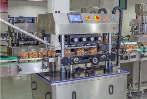خط آلة تعبئة ووزن زجاجات الحبيبات الأوتوماتيكية مع التعقيم بالأشعة فوق البنفسجية وكاشف المعادن.